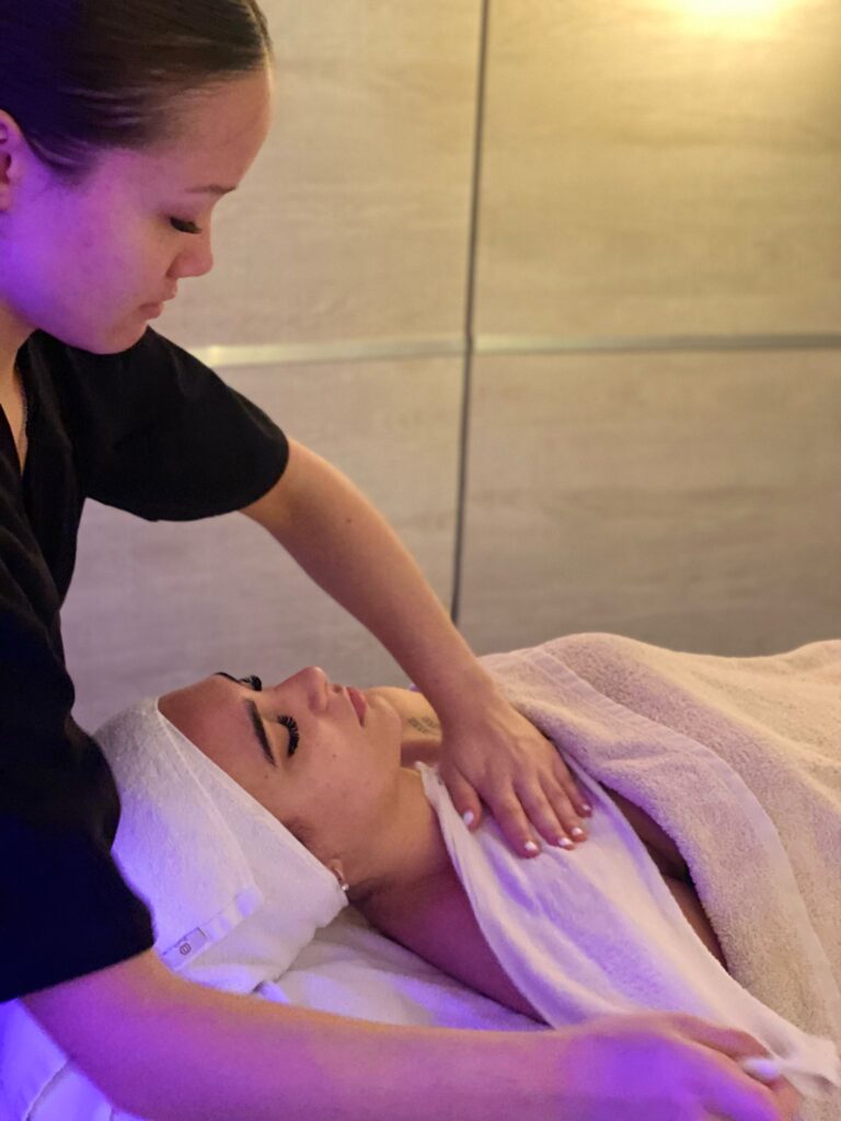 Behandelaar masseert de schouders van een gast in een behandelkamer van Studio Rosa
