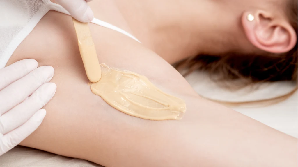 Wax wordt aangebracht tijdens een waxbehandeling.