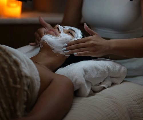Masker wordt aangebracht tijdens een gezichtsbehandeling.