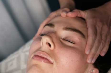Gezichtsmassage tijdens een ontspannende gezichtsbehandeling.