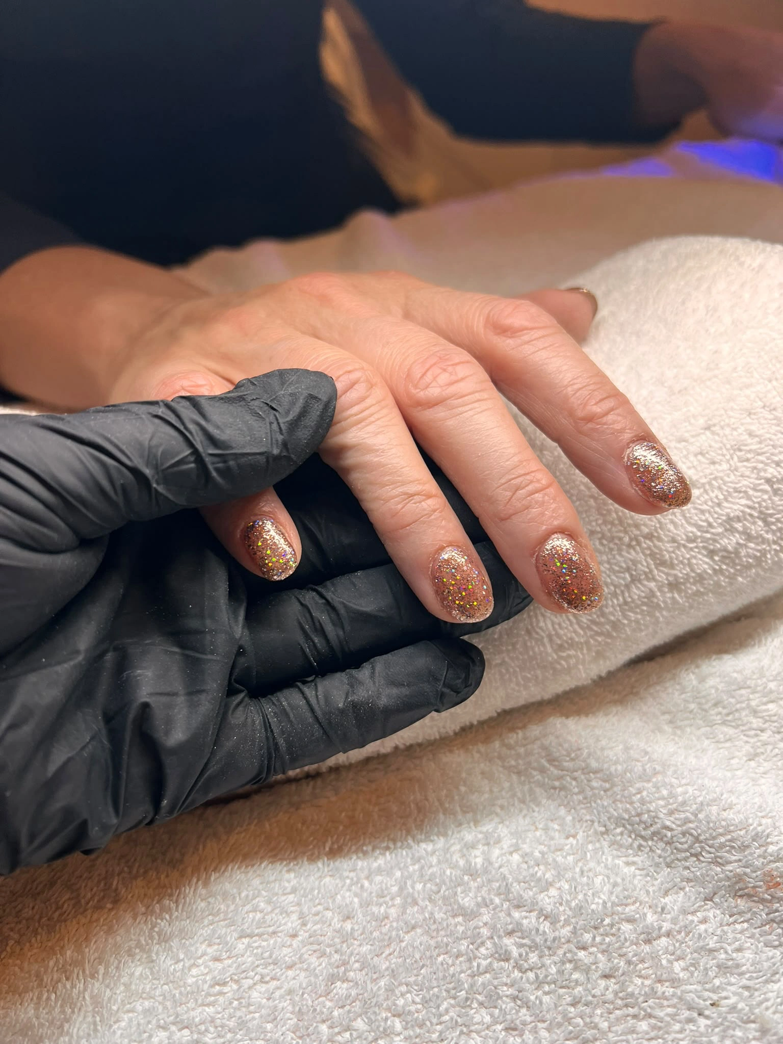 Goudkleurige glitter nagels na een behandeling bij Studio Rosa in Hoevelaken