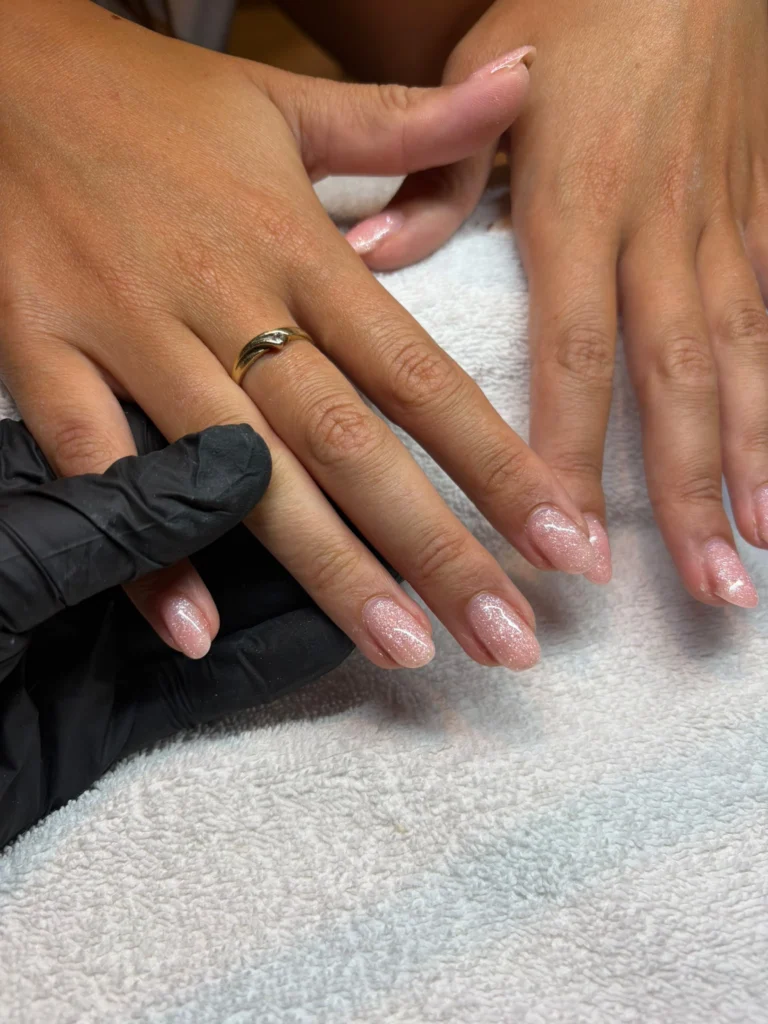 Zachtroze amandelvormige nagels na een behandeling bij Studio Rosa in Hoevelaken