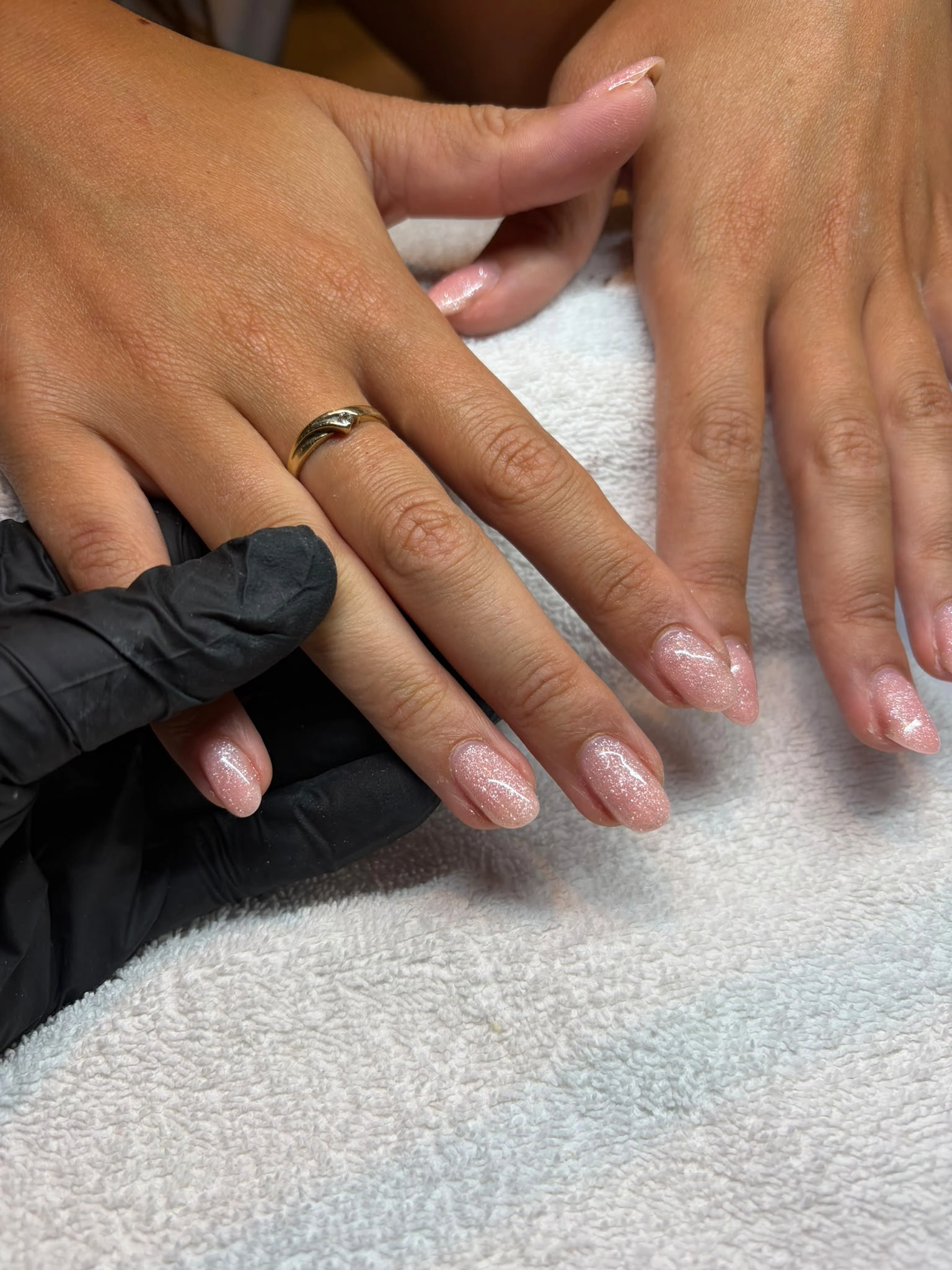 Zachtroze amandelvormige nagels na een behandeling bij Studio Rosa in Hoevelaken