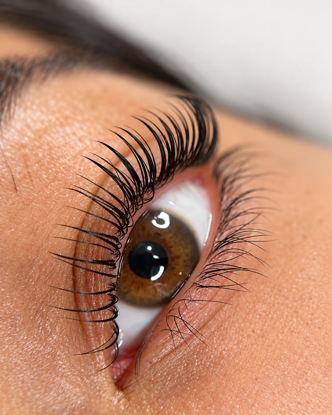 Close-up van een oog met lange, volle wimpers bij Studio Rosa in Hoevelaken