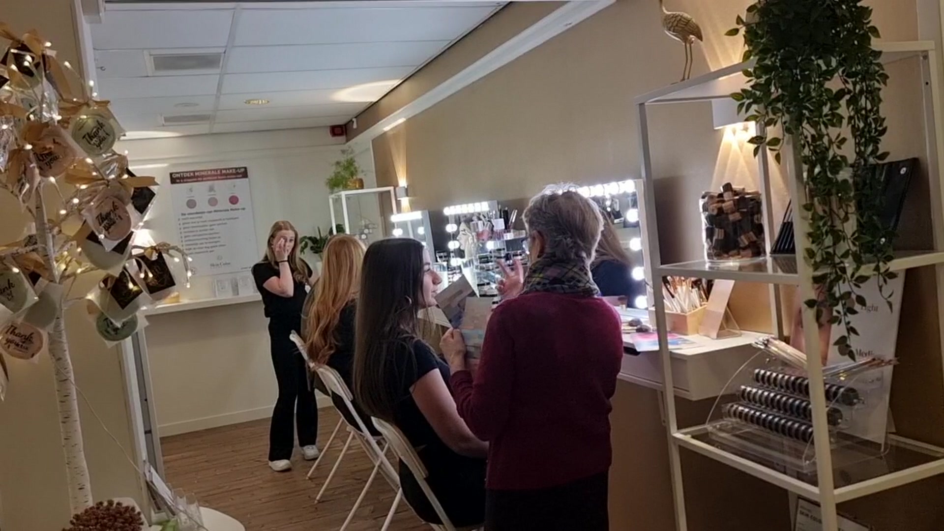 De make-upplek van Studio Rosa met verlichte spiegels en de minerale kleuren van Skin Color Cosmetics binnen handbereik.