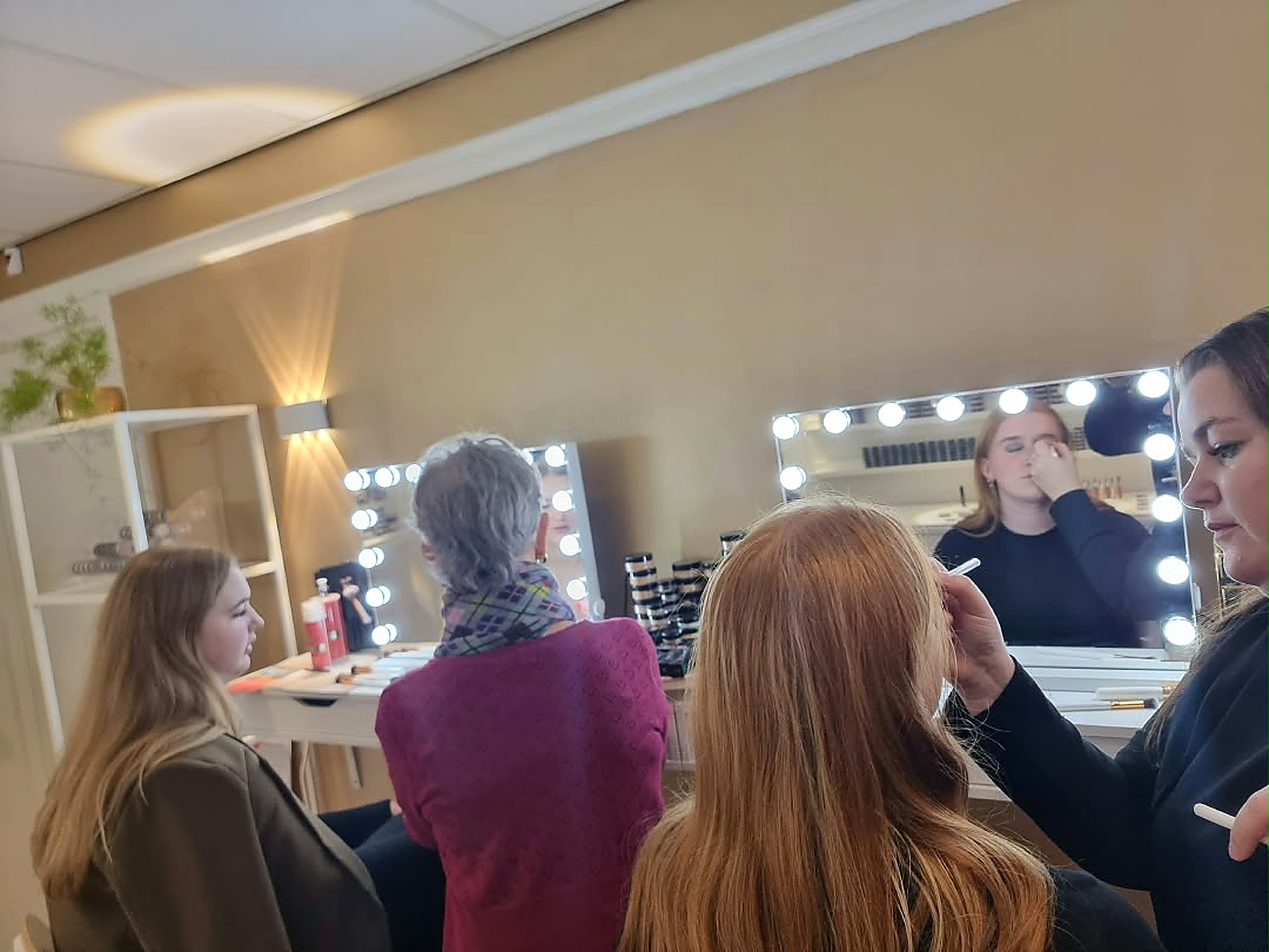 Persoonlijke begeleiding tijdens een make-upworkshop bij Studio Rosa