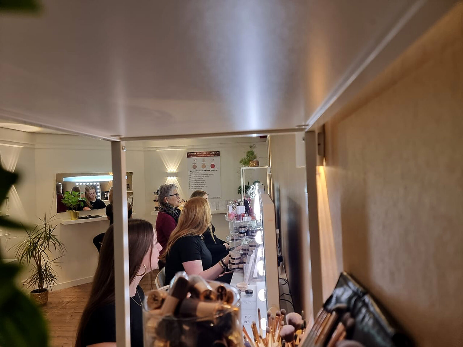 Deelnemers tijdens een minerale make-up workshop bij Studio Rosa in Hoevelaken
