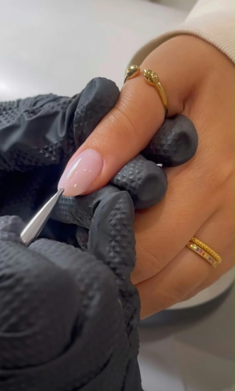 Nieuwe set gelnagels tijdens behandeling bij Studio Rosa Hoevelaken