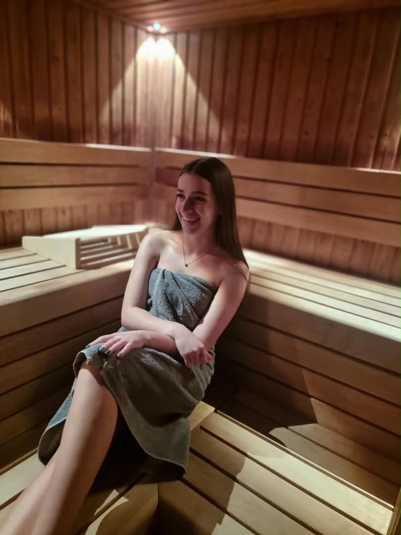 Gast ontspant in de sauna van de privé wellness van Studio Rosa