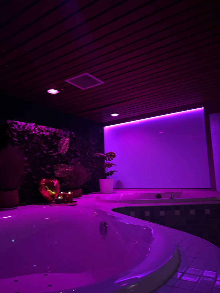 Twee bubbelbaden in de privé wellness van Studio Rosa in Hoevelaken