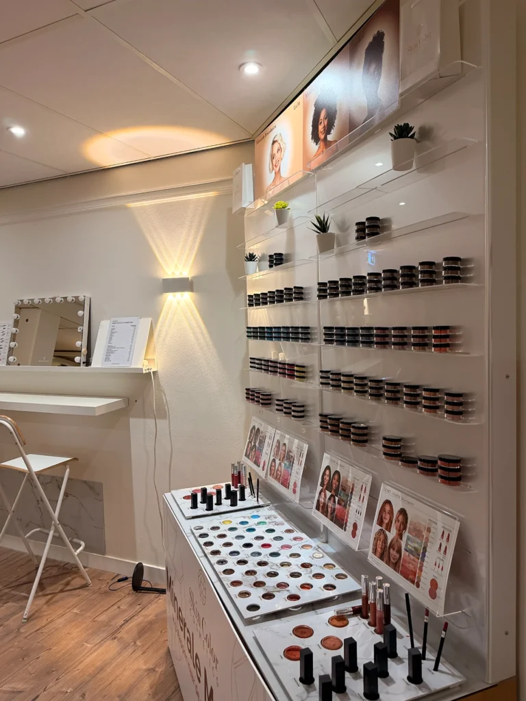 De make-upwand van Skin Color Cosmetics bij Studio Rosa in Hoevelaken